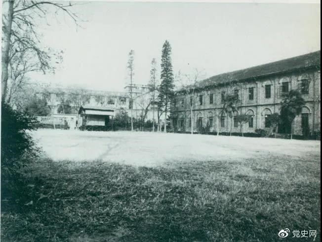 　　1927年3月18日，毛澤東出席在武昌舉行的河南武裝農民代表大會(huì )，并作湖南農運狀況報告。圖為大會(huì )會(huì )場(chǎng)——武昌農講所大操場(chǎng)。