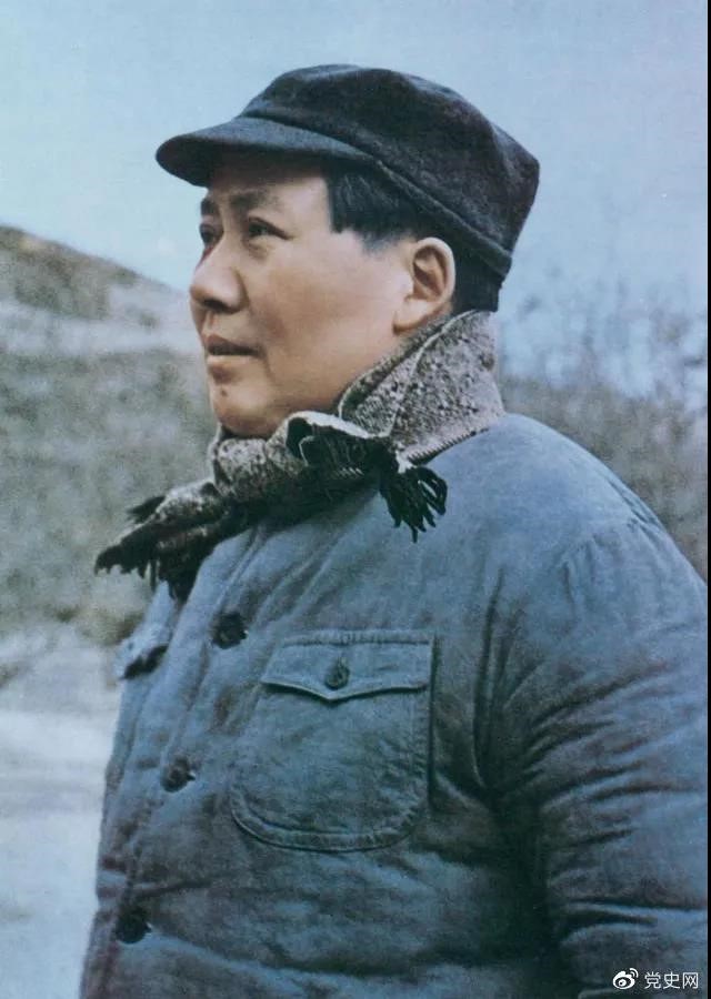　　1947年3月18日，中共中央機關(guān)主動(dòng)撤離延安。毛澤東和周恩來(lái)、任弼時(shí)等繼續留在陜北，指揮全國人民解放戰爭。這是轉戰陜北前夕的毛澤東。